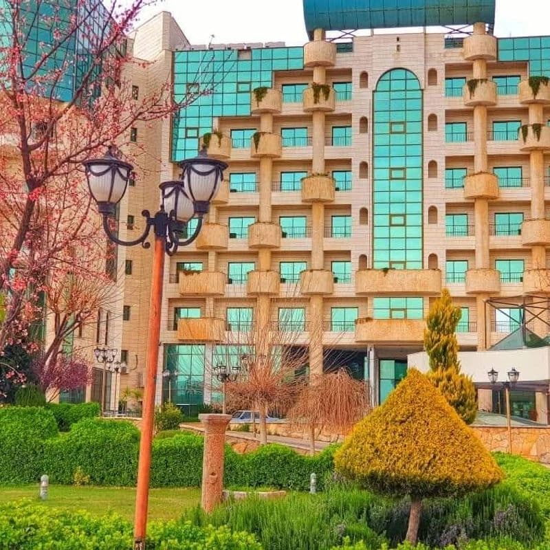 مسبح ومجمع الصحارى السياحي