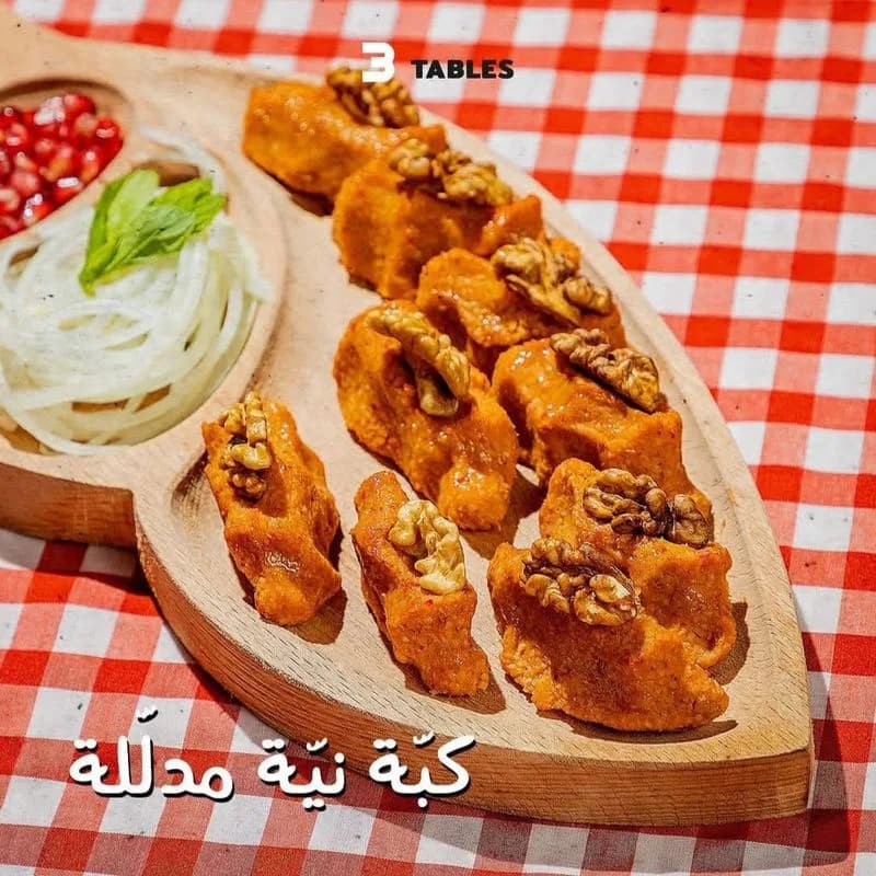 مطعم ثري تيبلز