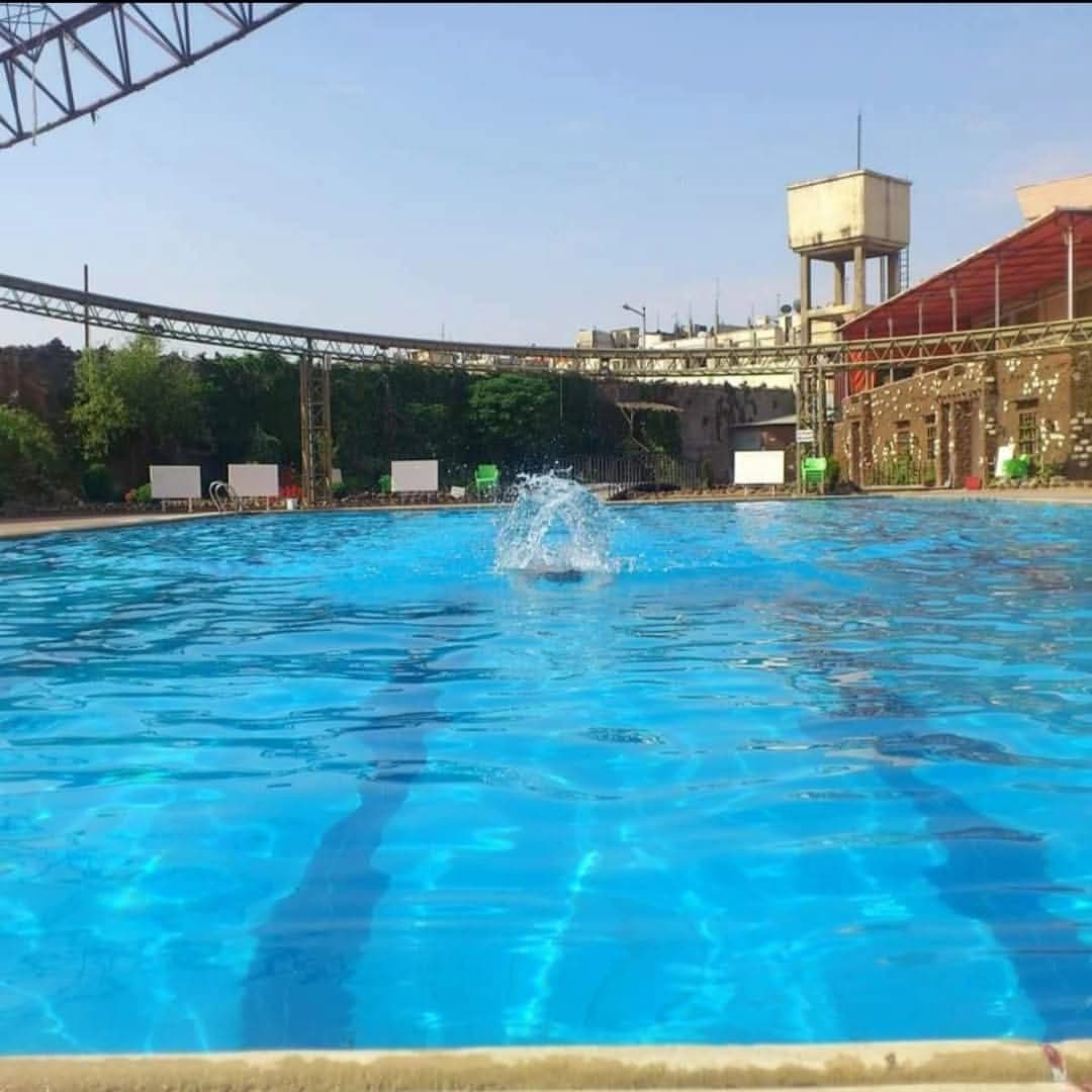 مسبح و مطعم صحارى